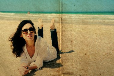 Kumsalda yürüyen bir kadın