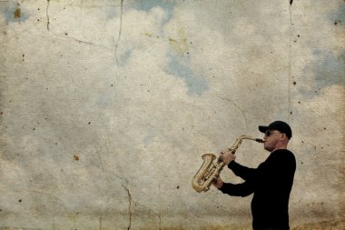 Saksofoncu saksafon üzerinde oynama 