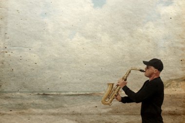 Saksofoncu saksafon üzerinde oynama 