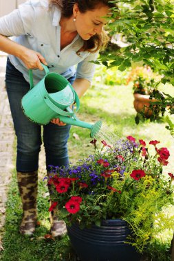 güneşli günde Bahçe kadın 