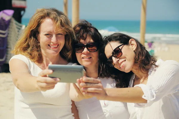 Amigos haciendo foto selfie — Foto de Stock