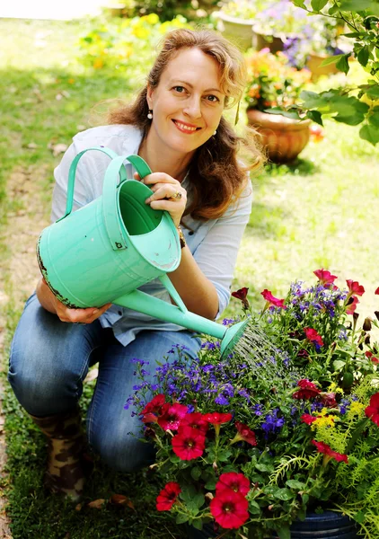 Vrouw tuinieren op zonnige dag — Stockfoto