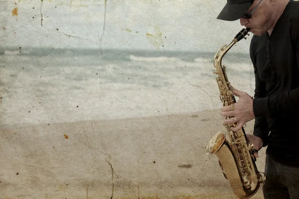 萨克斯管吹奏者玩萨克斯管 — 图库照片
