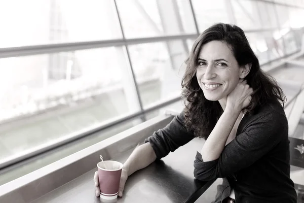 Woman holding cup of coffee — Stock Photo, Image