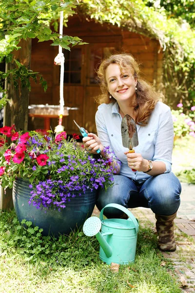 Jardinería de la mujer en día soleado — Foto de Stock