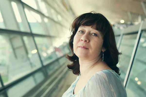 Frau am Fenster im Flughafen — Stockfoto