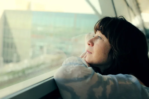 Mujer de pie cerca de la ventana —  Fotos de Stock