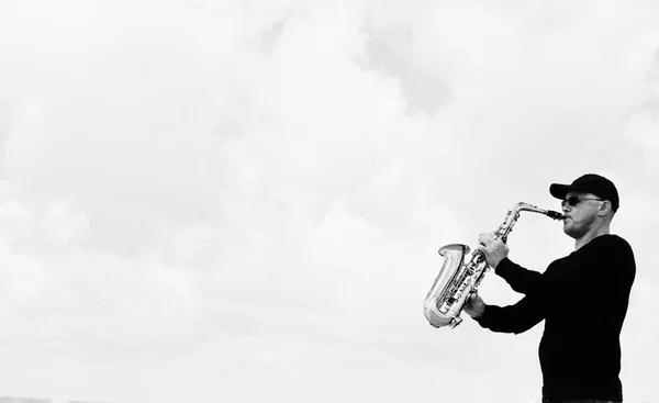 Саксофоніст грає на саксофоні — стокове фото