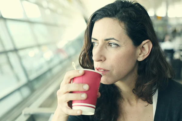 Kobieta trzymająca filiżankę kawy — Zdjęcie stockowe