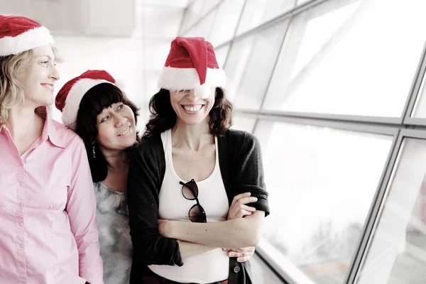 Femmes portant un chapeau de Noël — Photo