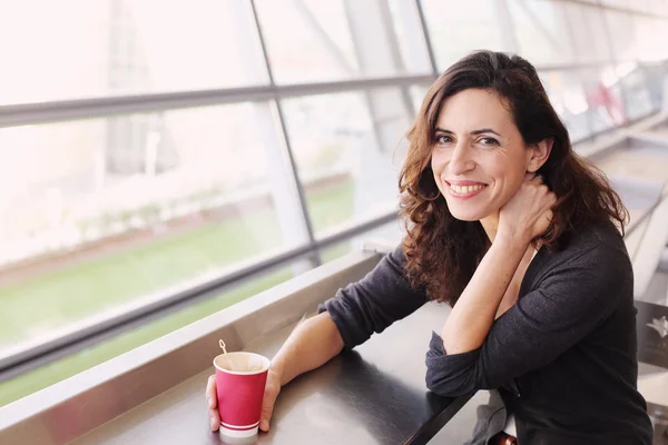 Vrouw met kopje koffie — Stockfoto