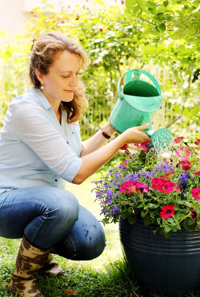 Jardinería de la mujer en día soleado — Foto de Stock