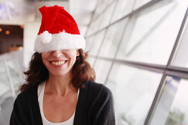Femme portant un chapeau de Noël — Photo