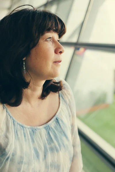 Frau am Fenster im Flughafen — Stockfoto