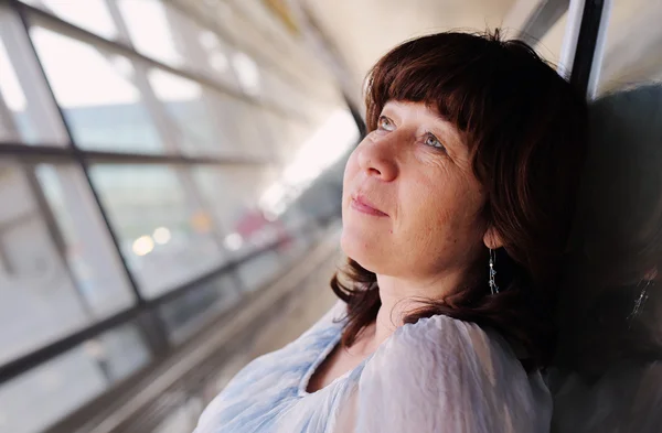 Vrouw stond in de buurt van het venster — Stockfoto