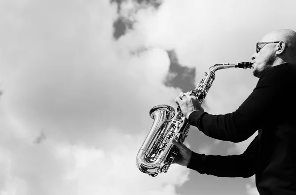 Saxofonista tocando el saxofón —  Fotos de Stock