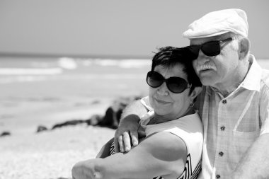 Sahildeki yaşlı çift.