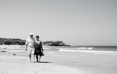 Sahildeki yaşlı çift.