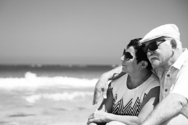 Sahildeki yaşlı çift.