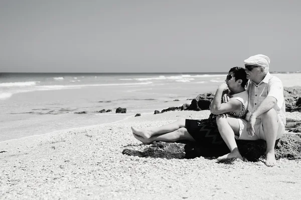 Senior paar op het strand — Stockfoto
