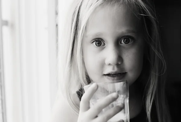 Ragazza che tiene un bicchiere di latte — Foto Stock