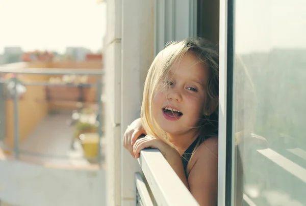 Retrato de menina feliz — Fotografia de Stock