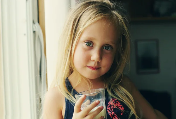 女の子ホールディング牛乳のガラス — ストック写真