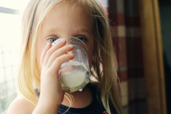 Flicka anläggning glas mjölk — Stockfoto