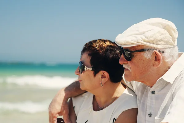 Senior paar op het strand — Stockfoto