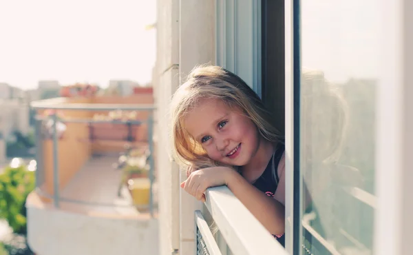 Πορτρέτο του ευτυχισμένου κοριτσιού — Φωτογραφία Αρχείου