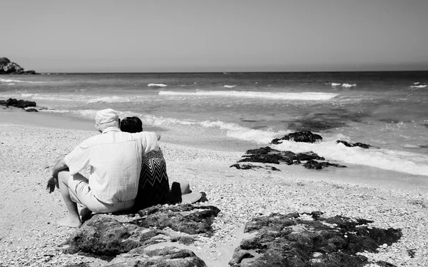 Para starszych na plaży — Zdjęcie stockowe