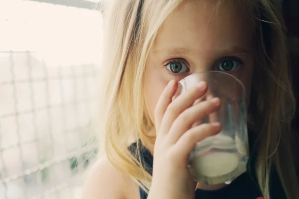 Ragazza che tiene un bicchiere di latte — Foto Stock