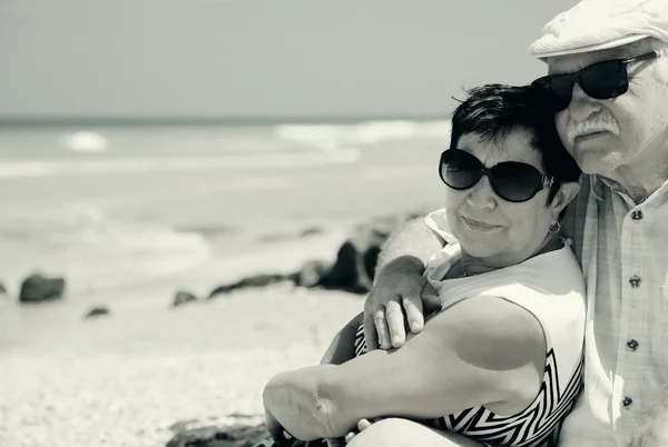 Senior couple on beach — Stock Photo, Image