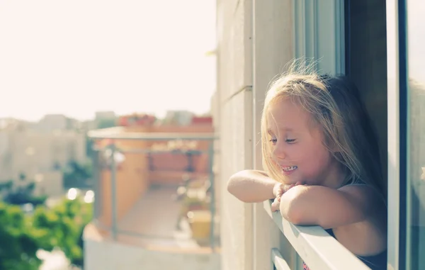 Ragazza in cerca di strada — Foto Stock