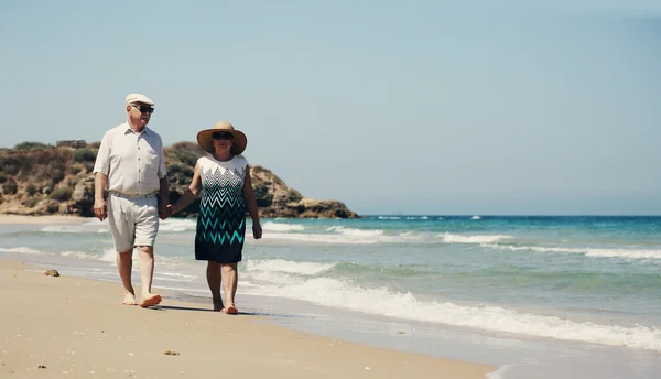 Coppia anziana sulla spiaggia — Foto Stock