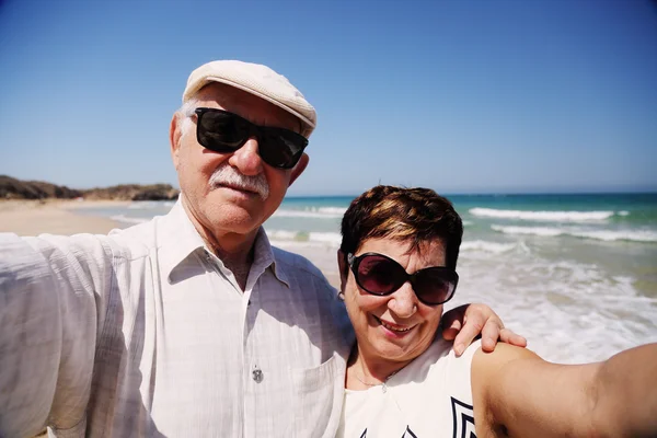 Casal sênior na praia — Fotografia de Stock