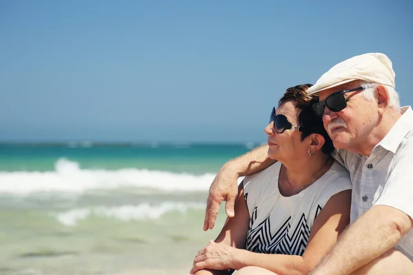 Pareja mayor en la playa — Foto de Stock