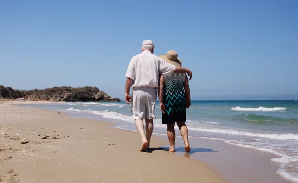 Пожилая пара на пляже — стоковое фото