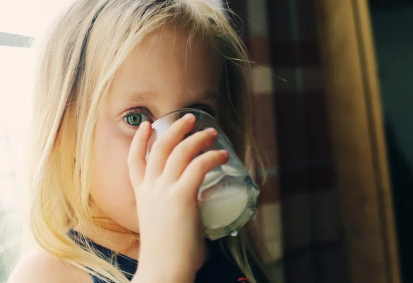Дівчина тримає стакан молока — стокове фото