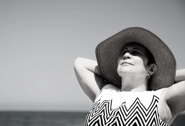 Mujer mayor en la playa —  Fotos de Stock