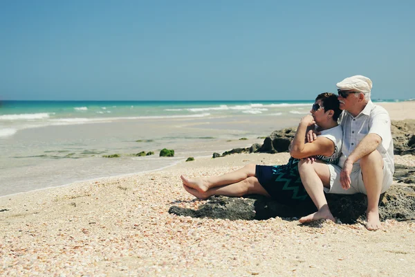 Couple aîné sur la plage — Photo