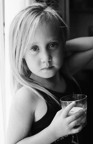 Niña sosteniendo vaso de leche — Foto de Stock