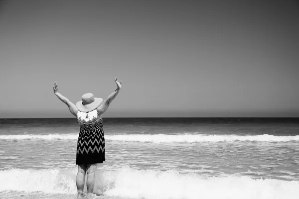 Seniorin am Strand — Stockfoto