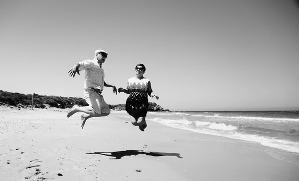 Pareja mayor en la playa — Foto de Stock