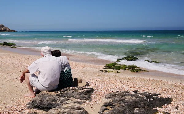 Pareja mayor en la playa — Foto de Stock