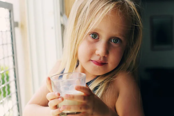 Ragazza che tiene un bicchiere di latte — Foto Stock