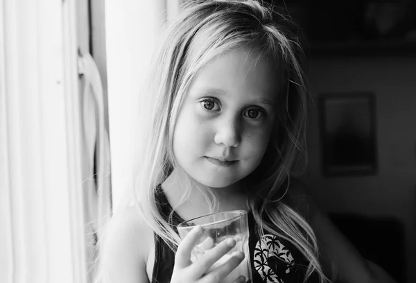 Dziewczynka gospodarstwa szklankę mleka — Zdjęcie stockowe