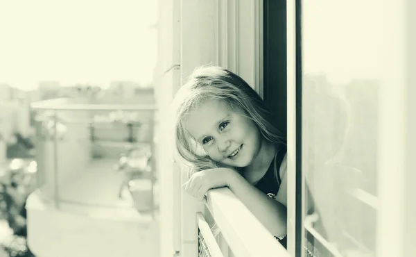 Retrato de menina feliz — Fotografia de Stock