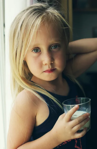 Mädchen mit Glas Milch — Stockfoto