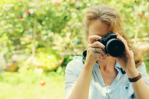 Woman holding photo came — Stock Photo, Image